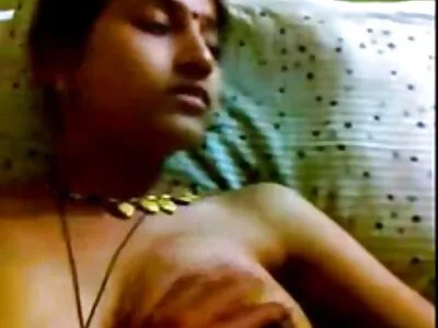 రౌండ్ టిట్స్‌తో టాటూ వేయబడిన MILF హార్డ్ తెలుగు వీడియో సెక్స్ బోనర్‌పై చురుకుగా దూకుతుంది